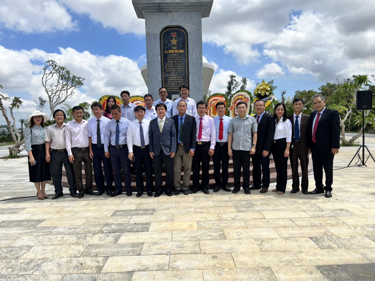 Tiên Phước tổ chức đoàn đến dâng hoa, viếng hương mộ cụ Huỳnh Thúc Kháng