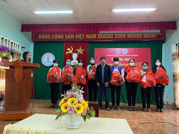 Trường THPT Huỳnh Thúc Kháng tổ chức  “Chương trình Xuân yêu thương 2023”